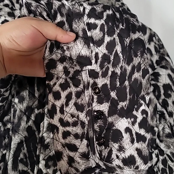 Chico's Size 0 Quilted Snow Leopard Jacket Black Animal Print Winter - Picture 8 of 9